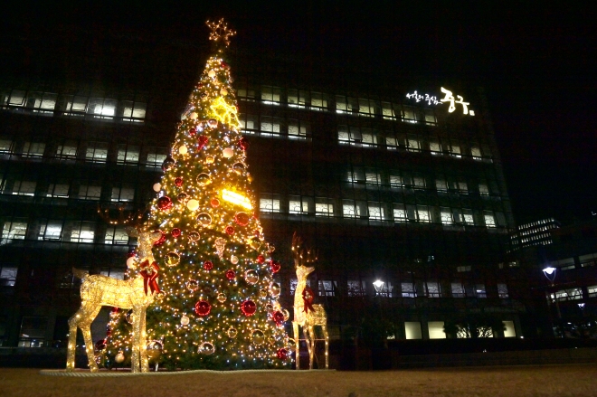 서울 중구청 앞의 트리와 크리스마스 장식. 중구 제공