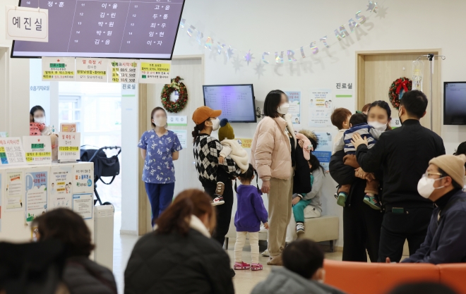 호흡기 감염병 유행에 붐비는 소아과