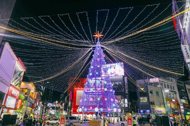 ‘2023 광복로 겨울빛 트리축제’가 열리고 있는 부산 중구 광복동에 설치된 대형 크리스마스 트리. 중구 제공