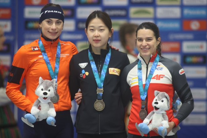 2023~24시즌 월드컵 스피드스케이팅 여자 500m에서 2회 연속 금메달을 따낸 김민선(가운데). EPA 연합뉴스