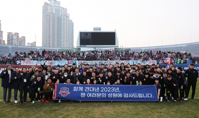 9일 K리그 1 잔류에 성공한 수원FC 선수들이 팬들과 함께 기뻐하고 있다. 연합뉴스