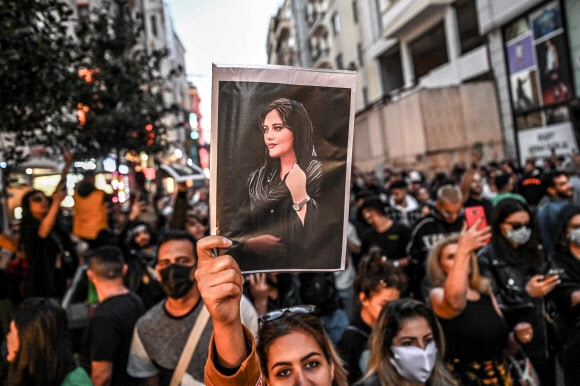 이란의 히잡 반대 반정부 시위를 촉발한 마흐사 아미니의 1주기를 맞아 지난 9월 20일(현지시간) 튀르키예 이스탄불의 이스티크랄 거리에 모인 여성들이 구호를 외치고 있다. AFP 자료사진 연합뉴스