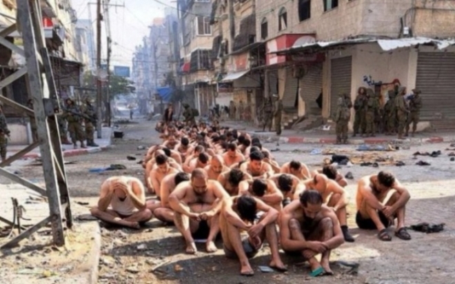 이스라엘군에 붙잡혀 거리에 줄지어 앉은 팔레스타인 남성들. 로이터 연합뉴스