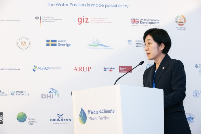 한화진 환경부장관이 9일 UAE 두바이에서 워터 파빌리온’ 운영기관인 한국수자원공사가 진행한 ‘Water for Net-Zero’ 세션에서 발표하고 있다. 환경부