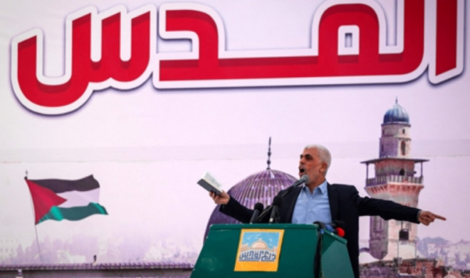야히이 신와르가 지난 4월 가자지구에서 연설하고 있다.  가자 AFP 연합뉴스