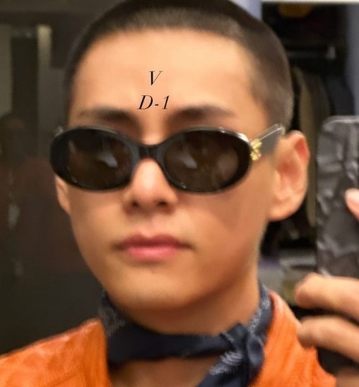 군 입대를 하루 앞둔 방탄소년단(BTS) 뷔가 삭발에 선글라스를 착용하고 스타일을 뽐냈다. SNS 캡처