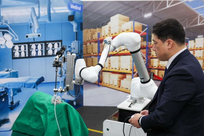 협동로봇이 복강경 수술 보조 기능을 하고 있다. 두산로보틱스 제공