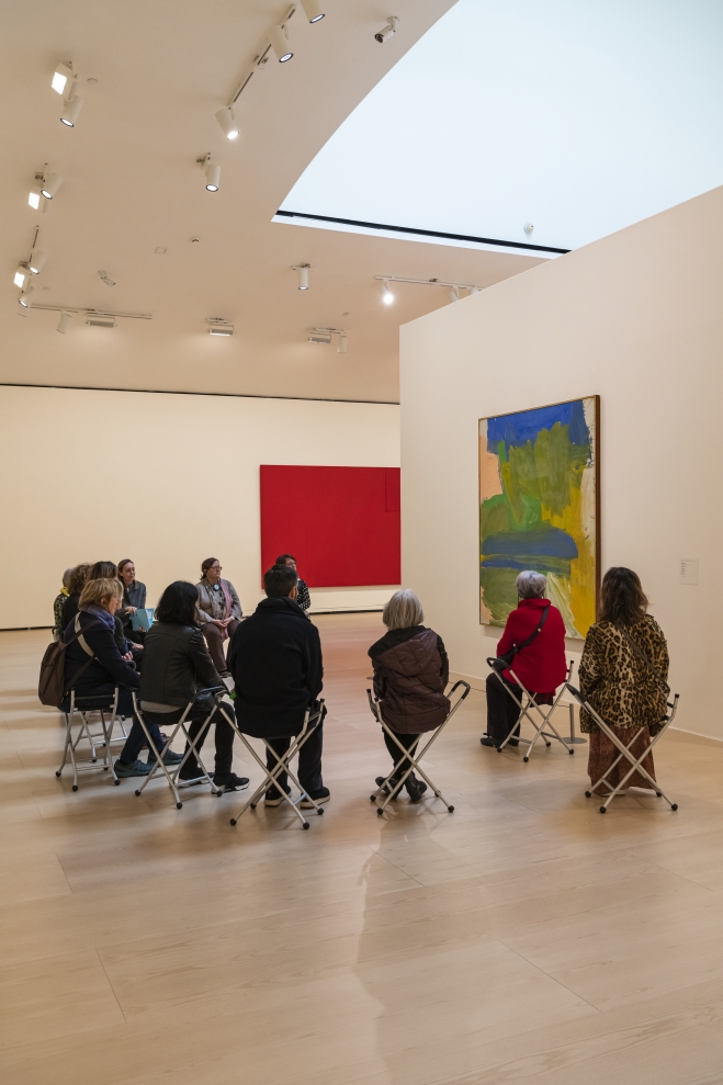미술관을 찾은 관람객들이 작품에 대한 자세한 설명을 들려주는 수업을 경청하는 모습.  이승원 작가 제공