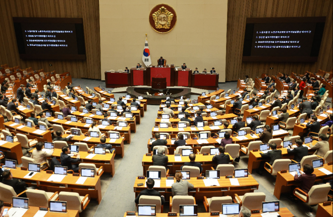 8일 오후 국회에서 열린 본회의에서 ‘노조법 및 방송 3법’ 등에 대한 재의의 건이 상정되고 있다. 2023.12.8 연합뉴스