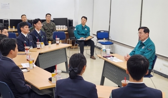 김선호 국방부 차관이 6일 오후 서울 동작구 중앙대학교 학군단을 방문, 서울권역 5개 대학 학군장교후보생들과 간담회를 하고 있다. 국방부 제공