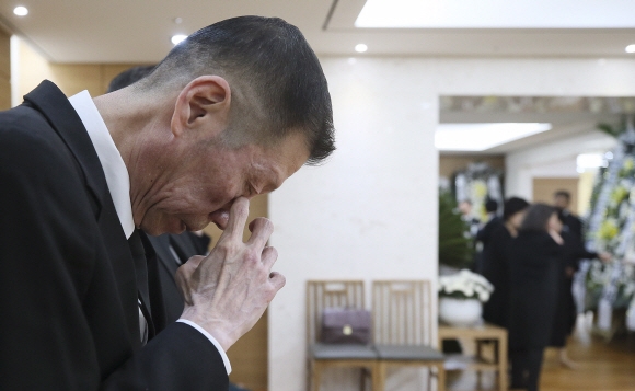 김종필(JP) 전 국무총리의 아들 김진씨가 김 전 총리의 빈소에서 눈물을 닦고 있다. 서울신문DB