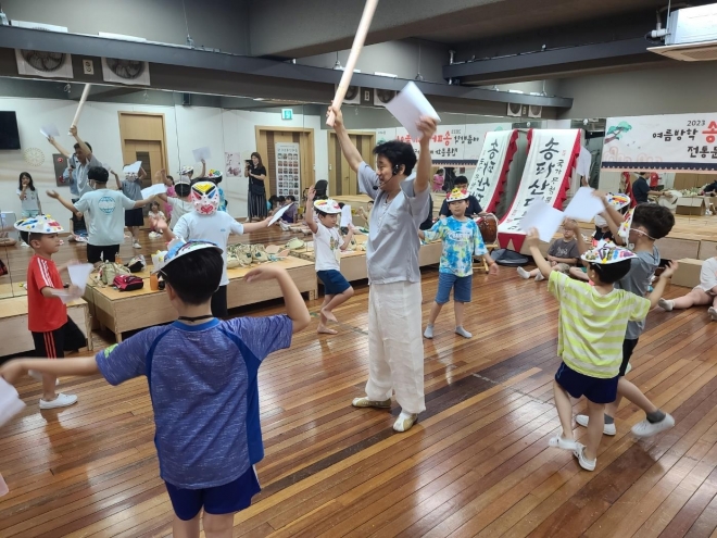 서울 송파구 어린이들이 송파산대놀이 탐춤 체험을 하고 있다. 송파구 제공