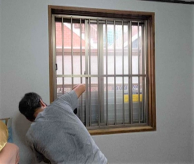 서울 영등포구 관계자가 관내 반지하 주택에 개폐식 방범창을 설치하고 있다. 영등포구 제공