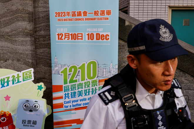 홍콩 경찰이 10일 치러진 구의회 선거에서 투표소를 엄격하게 통제하고 있다.  홍콩 로이터 연합뉴스