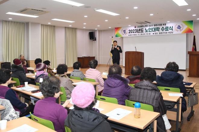 신상진 시장이  지난달 29일  노인대학 수료식에서 60여 명의 어르신을 대상으로 치매 예방 특강을 하고 있다. 성남시 제공