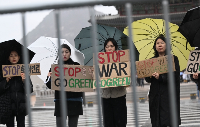 환경재단 관계자들이 11일 서울 종로구 경복궁 앞에서 열린 COP28 기후위기 해결 촉구 한국 슬로건 캠페인에서 종이박스 피켓 퍼포먼스를 하고 있다. 2023.12.11 홍윤기 기자