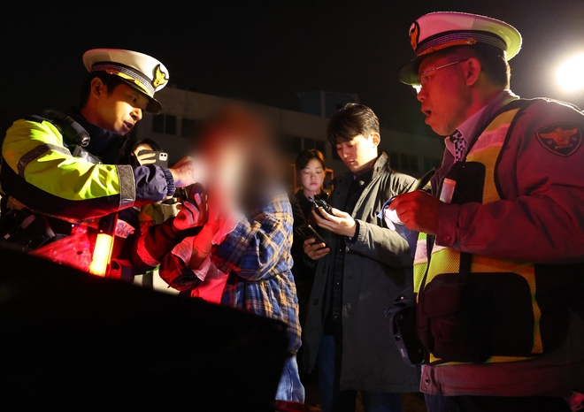 연말 모임이 늘고 있는 가운데 9일 밤 서울 마포에서 경찰관이 음주단속을 하고 있다. 그럼에도 경찰청은 사실상 야간에는 업무를 하지 말라는 ‘초과근무 자제령’을 내렸다. 연합뉴스