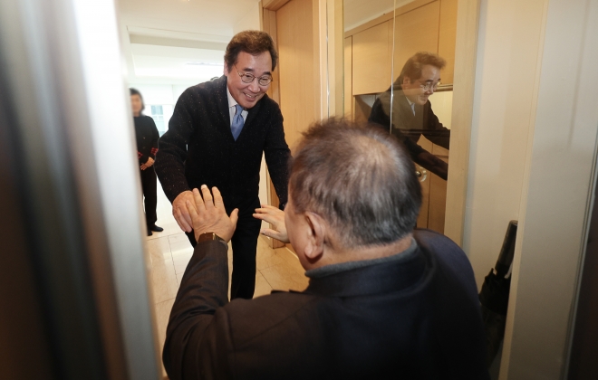 이낙연(왼쪽) 더불어민주당 전 대표가 11일 서울 종로구 사무실을 방문한 이상민 무소속 의원과의 면담을 마치고 배웅하고 있다. 연합뉴스