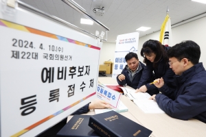 “명함도 못 파고 공약 새로 짤 판”…‘깜깜이 선거구’에 총선신인 갑갑