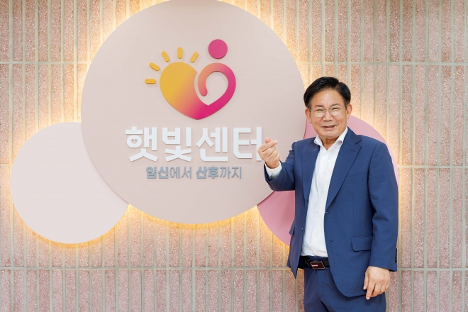 박강수 서울 마포구청장이 마포구보건소 2층에 조성된 햇빛센터에서 사진을 찍고 있다.   마포구 제공