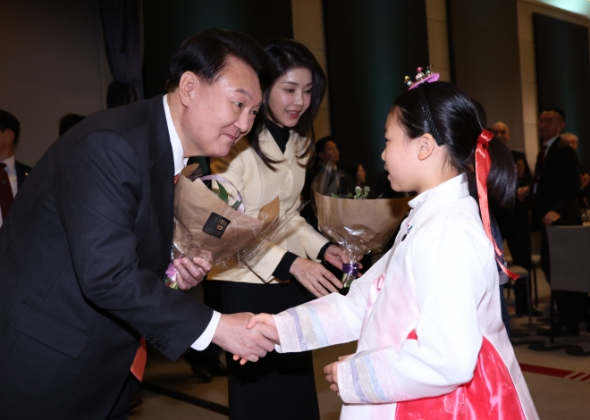 네덜란드를 국빈 방문 중인 윤석열 대통령과 부인 김건희 여사가 11일(현지시간) 암스테르담 한 호텔에서 열린 동포 만찬간담회에서 화동으로부터 꽃다발을 받고있다. 암스테르담 뉴시스