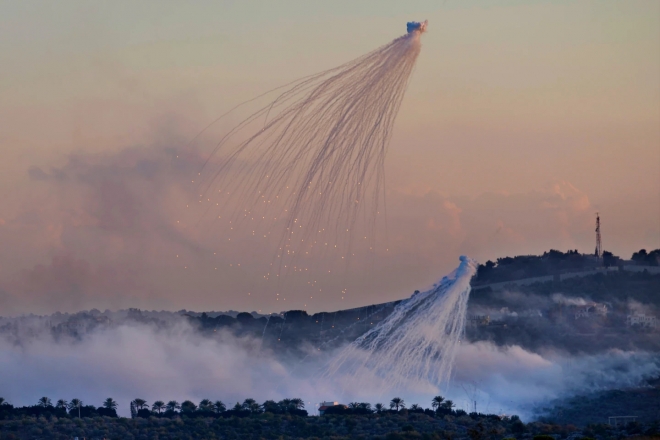 지난 10월 16일(현지시간) 레바논 데이라 상공에서 이스라엘군이 쏜 백린탄 연막이 펼쳐지고 있다. AP 자료사진 연합뉴스