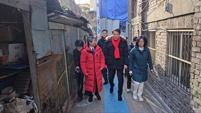 남대문 쪽방촌을 방문하는 오세훈 시장(앞줄 가운데), 옥재은 의원(앞줄 오른쪽 첫 번째)과 참석자들