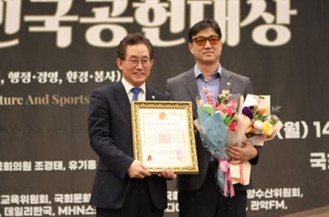 지난 11일 국회 헌정기념관에서 진행된 ‘2023 대한민국 공헌대상’ 시상식에서 의정 부문 대상을 받은 정준호 의원(오른쪽)