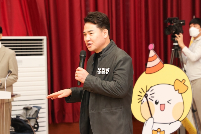 오언석 서울 도봉구청장이 지난 8일 열린 ‘제1기 도봉구 구민 기자단 위촉식’에서 인사말을 전하고 있다. 도봉구 제공