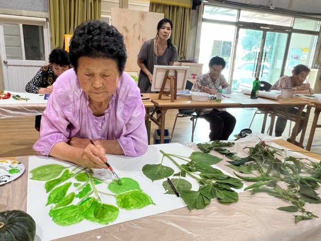 선흘체육관 그림작업실에서 그림을 그리는 선흘리 할머니들의 모습. 사단법인 소셜뮤지엄 제공