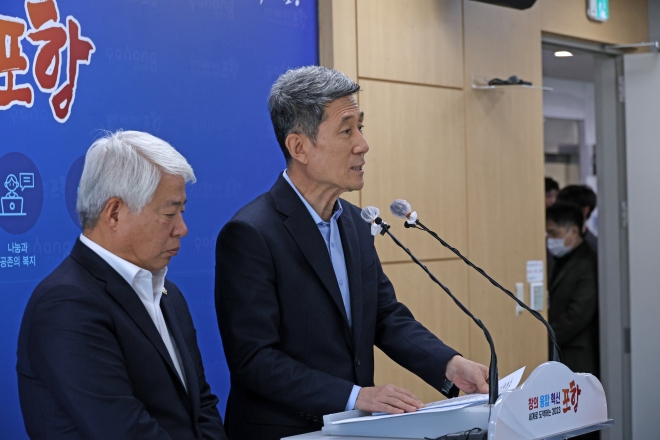 이강덕 포항시장(오른쪽)이 백인규 포항시의회 의장과 함께 지난 11월 17일 포항시청 브리핑실에서 포항지진 손해배상 소송과 관련한 기자회견을 하고 있다. 연합뉴스