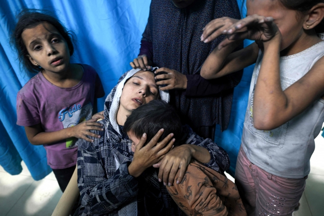 2023년 11월 13일(현지시간) 이스라엘의 공습으로 다친 팔레스타인 여성이 가자지구 남부 칸 유니스의 병원에서 아이들에게 둘러싸여 있다. AFP 연합뉴스