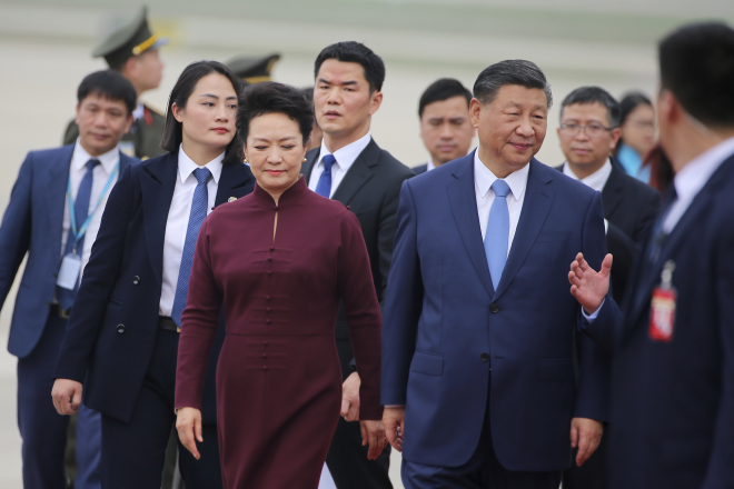 시진핑(오른쪽) 중국 국가 주석이 12일 베트남 하노이 노이바이 국제공항에 펑리위안 여사와 함께 도착하고 있다. 하노이 AP 연합뉴스