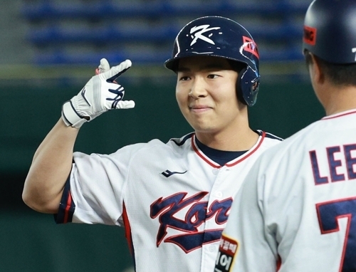 한국 야구 국가대표 김휘집이 18일 일본 도쿄돔에서 열린 아시아프로야구챔피언십(APBC) 2023 대만과의 경기에서 적시타를 치고 세리머니하고 있다. 연합뉴스