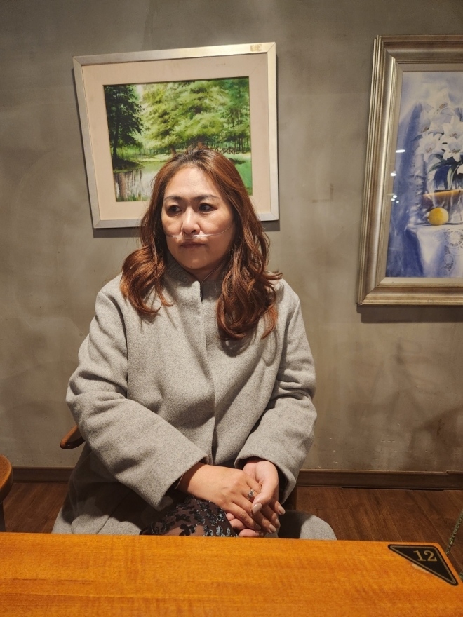가습기 살균제 피해자인 조순미(54)씨가 지난 8일 서울 영등포구 한 카페에서 인터뷰를 하고 있다. 조씨는 2017년부터는 산소통을 휴대하고 다니면서 코에 산소줄을 단 채 생활하고 있다.