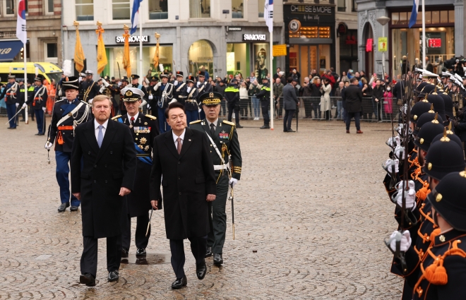 의장대 사열하는 윤석열 대통령과 네덜란드 국왕