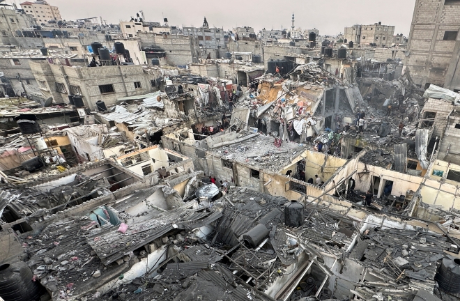 12일(현지시간) 팔레스타인 가자지구 남부 라파 지역에 대한 이스라엘의 공습이 있은 후 주민들이 건물 잔해를 수색하고 있다. 2023.12.12 로이터 연합뉴스