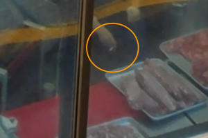 “고기 손질하던 직원들, 돌아가면서 흡연”…옆건물서 찍힌 ‘충격 장면’