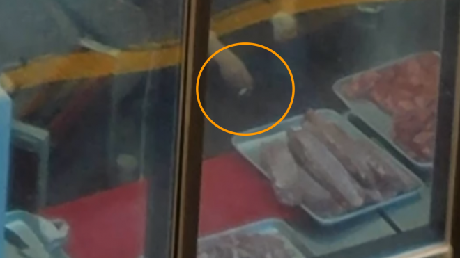 인천의 한 고깃집 주방에서 직원들이 담배를 피우는 모습이 포착돼 논란이 되고 있다. JTBC ‘사건반장’ 캡처