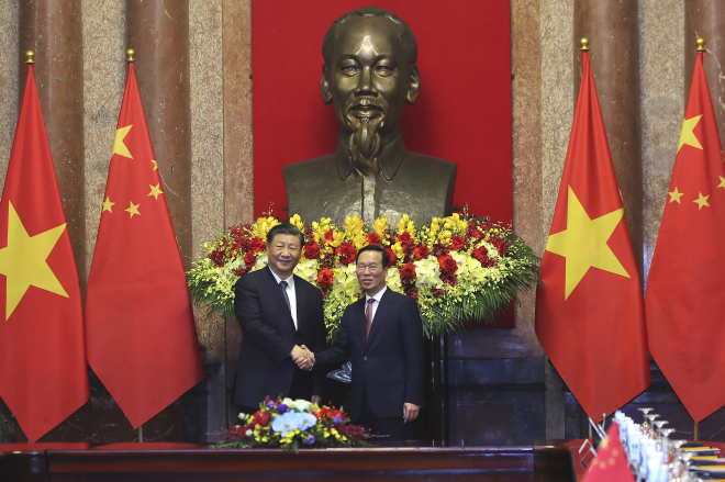 베트남을 방문한 시진핑(왼쪽) 중국 국가주석이 13일 하노이에서 보 반 트엉 베트남 주석과 악수하고 있다. 하노이 AP 연합뉴스
