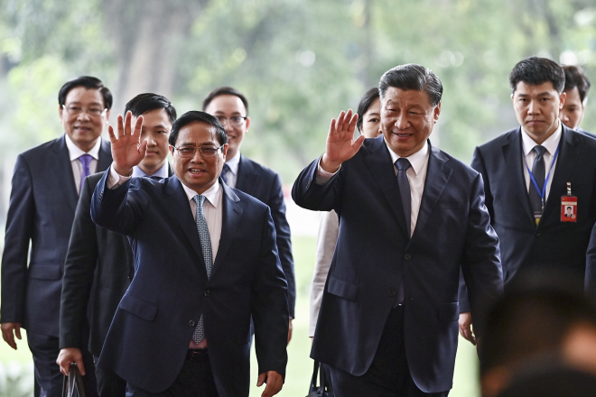 베트남을 방문한 시진핑(오른쪽) 중국 국가주석이 13일 하노이에서 보 반 트엉 베트남 주석의 환영을 받고 있다. 하노이 AP 연합뉴스