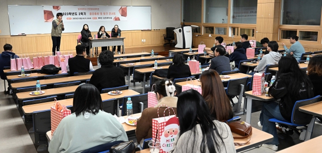 지난 13일 서울 중구 동국대학교 혜화관 고순청세미나실에서 열린 동국대학교 언론정보대학원 2023학년도 2학기 종강총회 및 토크 콘서트에서 황하성 동국대학교 언론정보대학원 및 국제정보보호대학원장(25대 한국여성커뮤니케이션학회장)을 비롯한 재학생들이 열띤 토론을 펼치고 있다.   동국대학교 언론정보대학원은 총 3개 학과(신문방송학과, 광고홍보학과, 인쇄출판학과)로 구성되어 있으며, 국내·외 대학에서 학사학위를 취득(독학사 포함)한 내국인(2024년 2월 학위취득 예정자 포함) 혹은 기타 교육부장관이 동등 이상의 학력이 있다고 인정하는 자를 대상으로 2024학년도 전기 신입생을 모집 중이다. 원서접수는 내달 5일까지 진행되며 면접은 같은 달 10일에 진행할 예정이다. 2023.12.14 오장환 기자