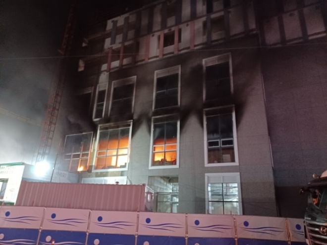 14일 오전 2시 22분쯤 울산 중구의 한 신축 오피스텔 공사 현장 2층 상가동에서 화재가 발생해 외벽으로 연기가 치솟고 있다. 울산소방본부 제공