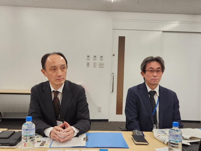 2. 일본 도쿄전력의 마유즈미 토모히코(왼쪽) 대변인과 이시바시 히로야키 매니저가 이달 1일 도쿄전력 본사 브리핑실에서 후쿠시마 오염수 관련 브리핑을 하고 있다. 도쿄 외교부 공동취재단