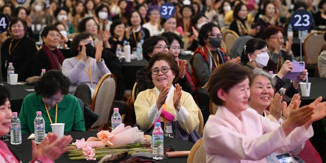 14일 서울 광진구 세종대 컨벤션센터에서 열린 ‘2023년 이야기 할머니의 날’ 행사에 참가한 할머니들이 밝은 표정으로 행사를 즐기고 있다. 2023.12.14 홍윤기 기자
