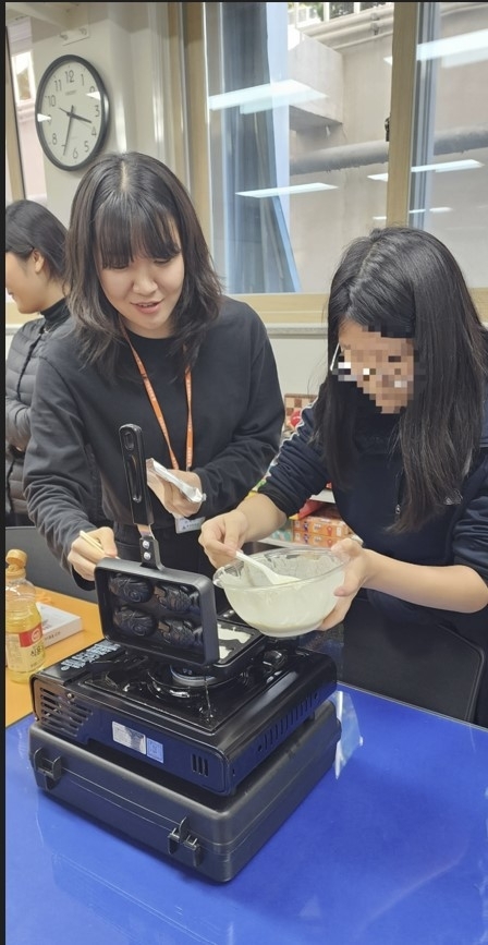 ‘경계선 지능 아동’인 대구의 한 중학교 학생이 사랑의열매 사회복지공동모금회와 한국학교사회복지사협회가 복권기금을 통해 마련한 경계선 지능 아동 사회 적응력 향상 지원사업 ‘나아가기’에 참여해 파견 전문가로부터  붕어빵 굽기 수업을 받고 있다. 사랑의열매 제공