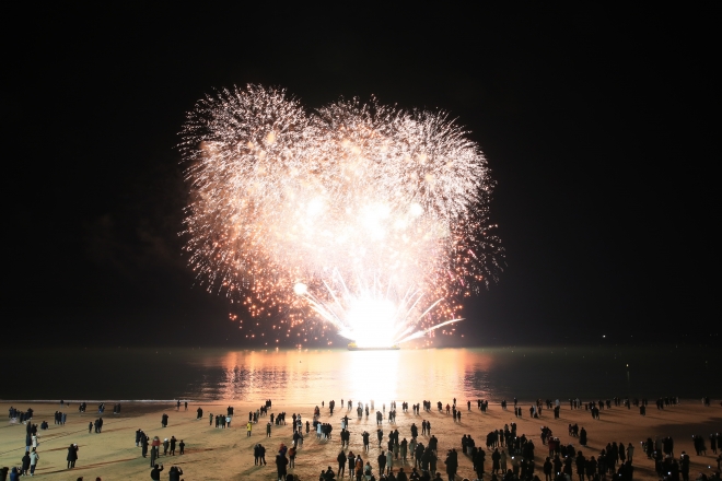 ‘대천겨울바다 사랑축제’가 오는 23일부터 25일까지 대천해수욕장 분수광장에서 열린다. 사진은 지난해 축제에서 펼쳐진 러블리 불꽃쇼.  보령시 제공