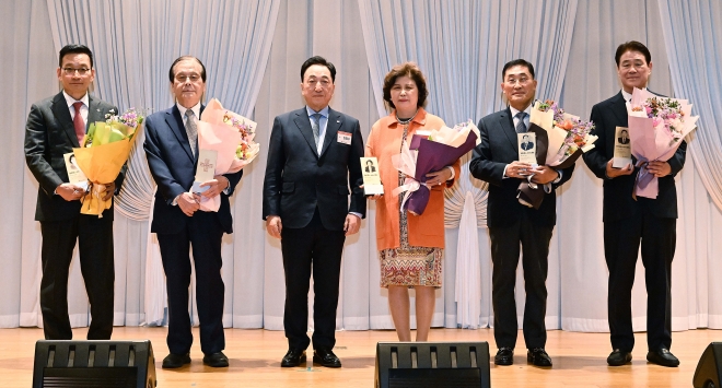 김철수 대한적십자사 회장(가운데), 김상열 대한적십자사 회장 자문위원회 위원장(서울신문 회장, 왼쪽 첫번째)이 15일 서울 마포구 중소기업 DMC타워 DMC홀에서 열린 대한적십자사 회장 직속 자문위원회 창립 총회, 아너스클럽 회원 가입식에서 가입자들과 함께 기념촬영을 하고 있다. 이날 김상열 위원장은 부인인 우연희 호반문화재단 이사장의 아너스클럽 가입 기념 트로피를 대리 수여 받았다. 우 이사장은 대한적십자사의 1억 원 이상 개인 고액기부자 모임인 ‘레드크로스 아너스클럽(Red Cross Honors Club)’회원으로 가입했다. 2023.12.15 오장환 기자