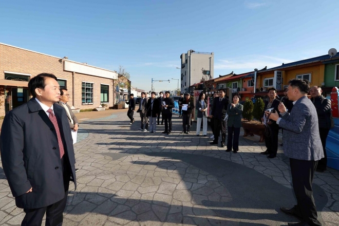 지난 달 11일 국토교통부 관계자들이 화수부두 일대를 도시재생 혁신지구 후보지로 선정하기 위해 현장을 실사하고 있다.[인천 동구청 제공]