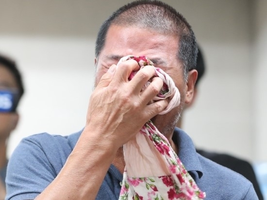 올해 7월 서울시교육청에서 열린 긴급 공동 기자회견에서 서울의 한 사립초등학교에 재직하던 딸이 교권 침해 피해로 사망했다며 유가족이 진상 조사를 촉구하고 있다. 뉴스1